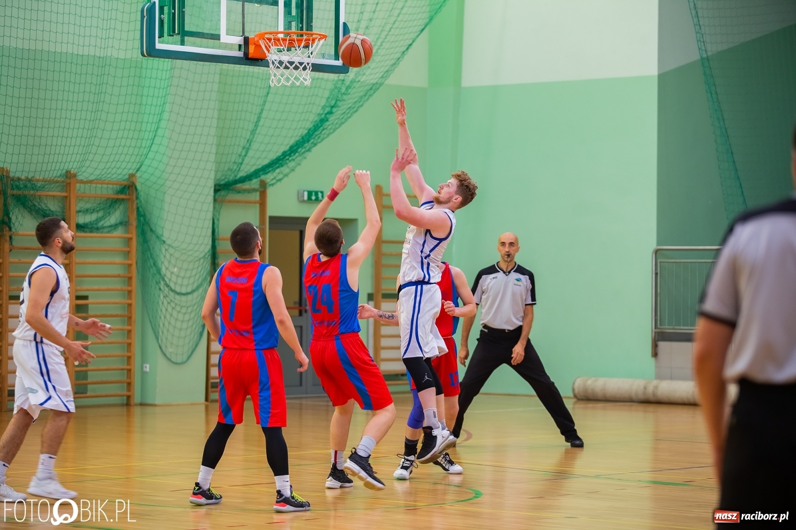Zdjęcie w galerii na portalu naszraciborz.pl: Koszykówka. Dreszczowiec w inauguracyjnym starciu Ofensywy wiadomości z regionu