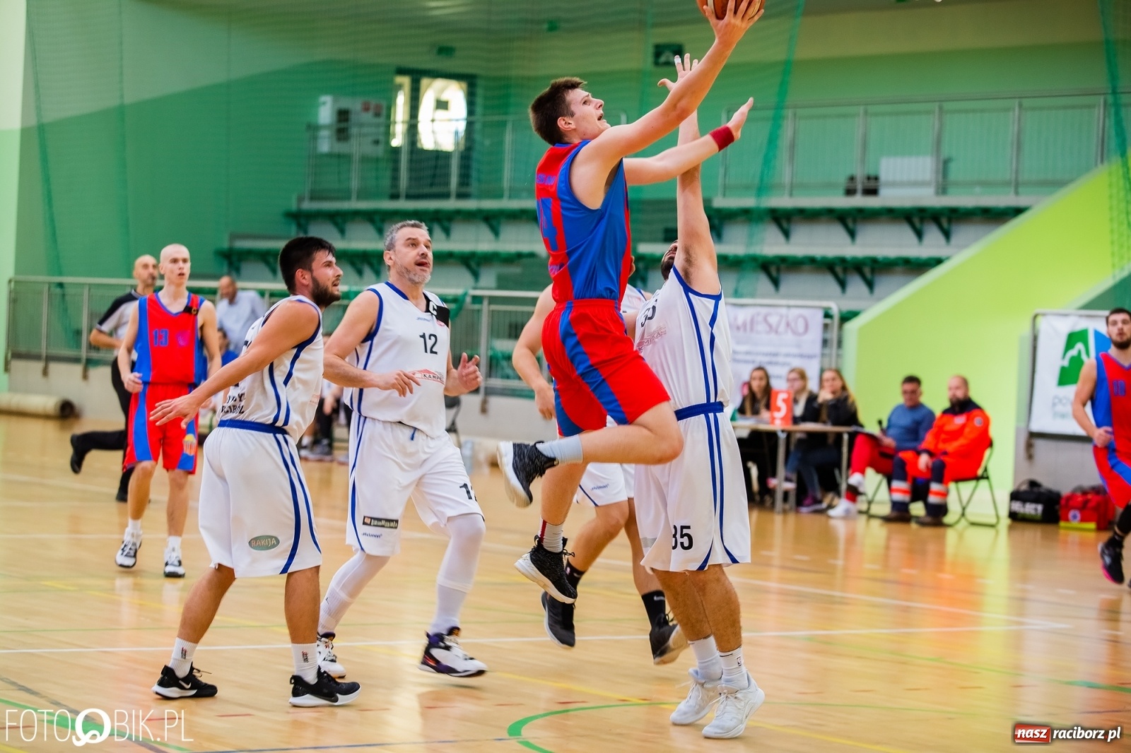 Zdjęcie w galerii na portalu naszraciborz.pl: Koszykówka. Dreszczowiec w inauguracyjnym starciu Ofensywy wiadomości z regionu