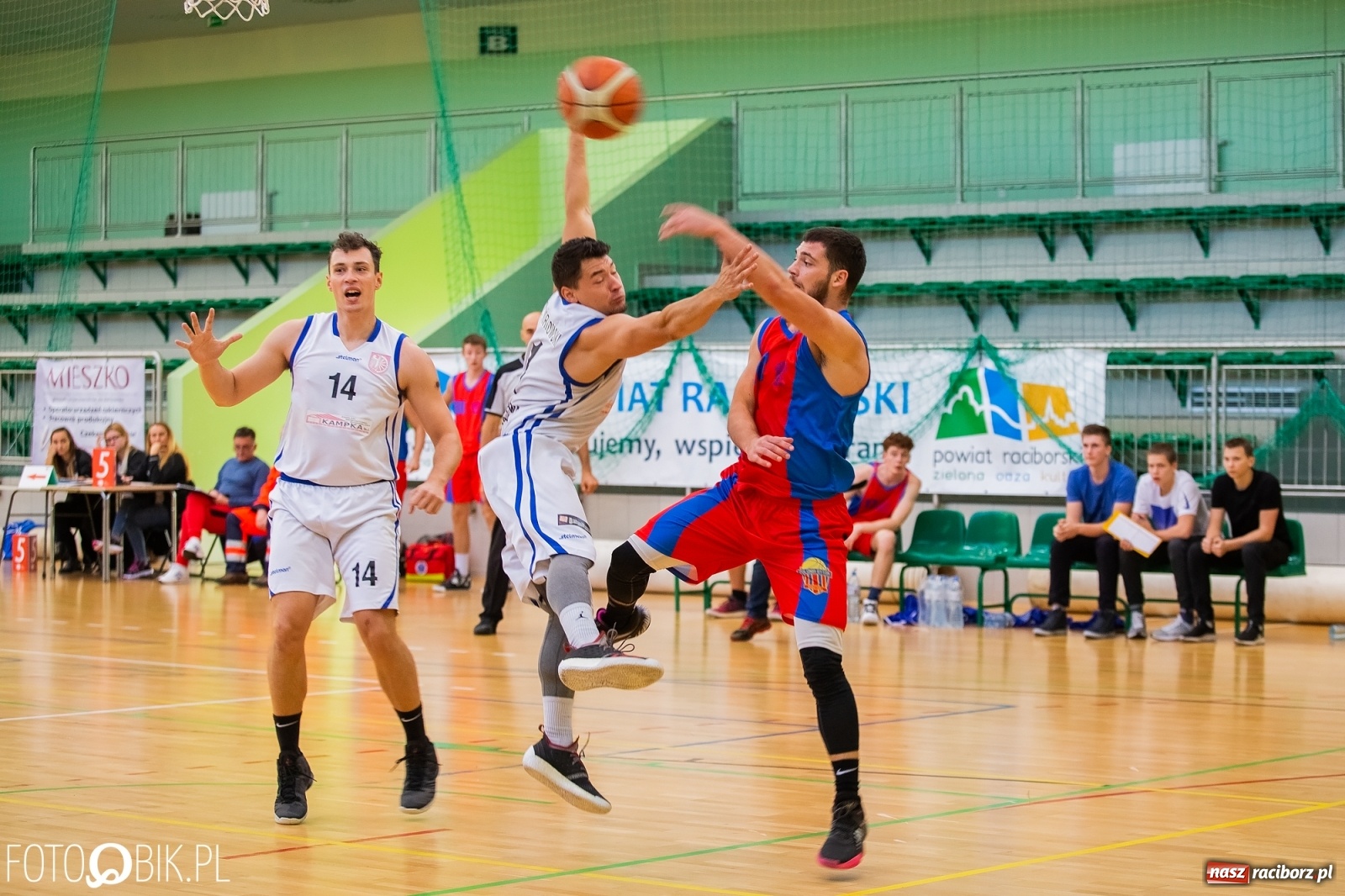 Zdjęcie w galerii na portalu naszraciborz.pl: Koszykówka. Dreszczowiec w inauguracyjnym starciu Ofensywy wiadomości z regionu