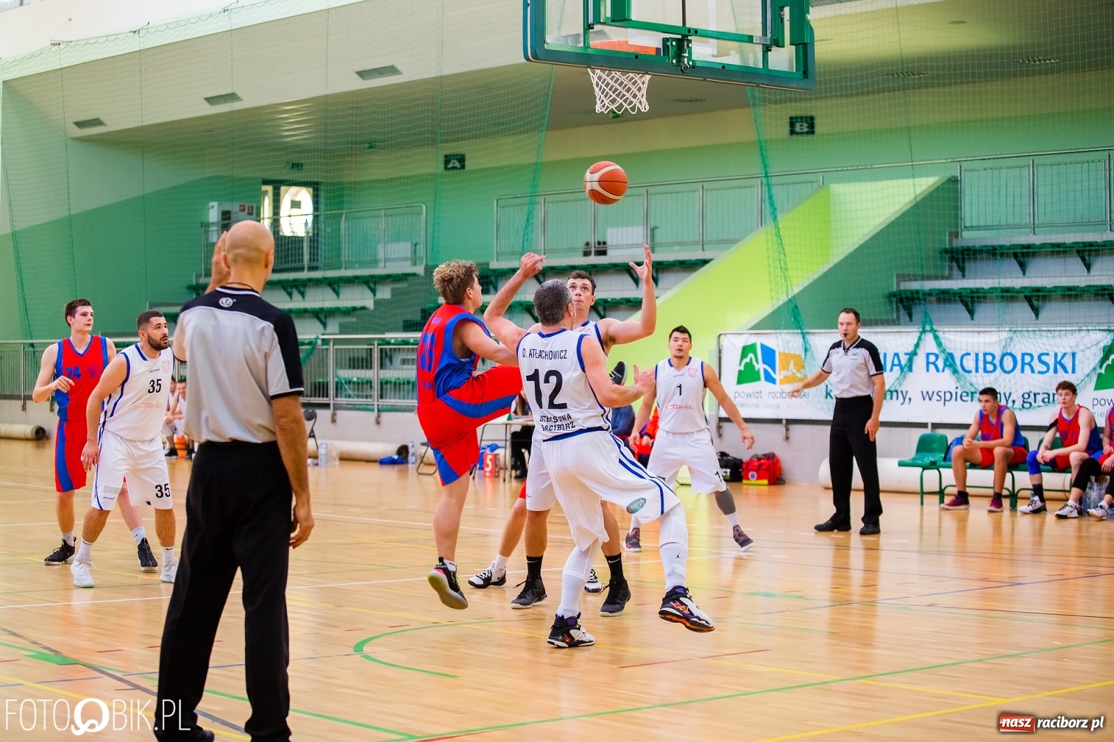 Zdjęcie w galerii na portalu naszraciborz.pl: Koszykówka. Dreszczowiec w inauguracyjnym starciu Ofensywy wiadomości z regionu