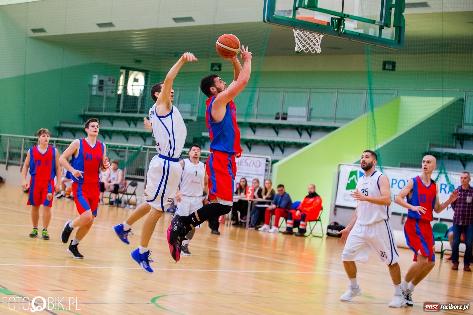 Zdjęcie w galerii na portalu naszraciborz.pl: Koszykówka. Dreszczowiec w inauguracyjnym starciu Ofensywy wiadomości z regionu