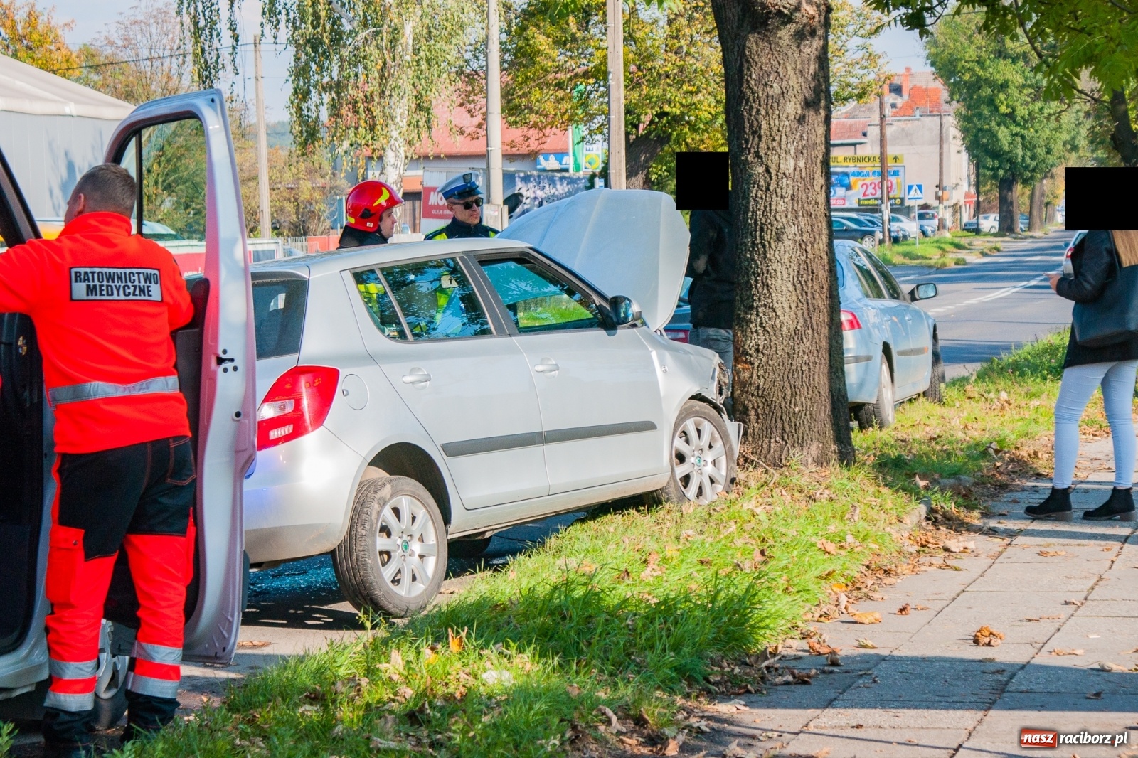 Zdjęcie w galerii na portalu naszraciborz.pl: Skoda uderzyła w drzewo na Rybnickiej  wiadomości z regionu