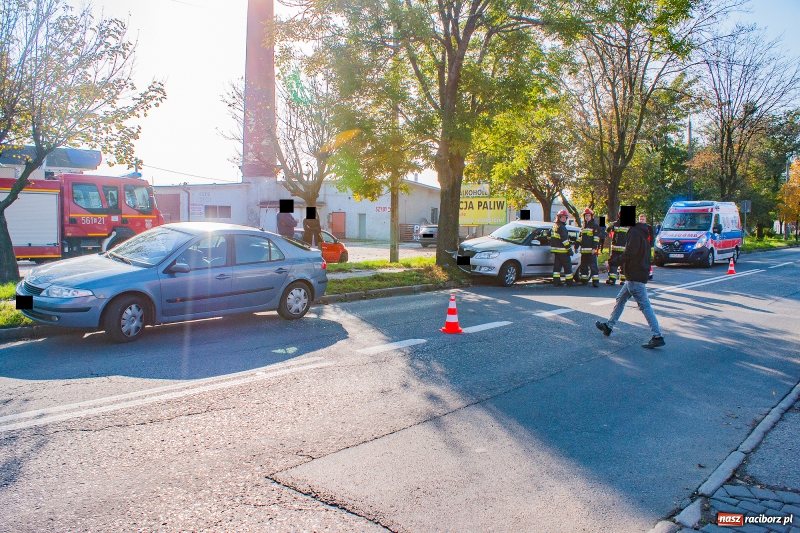 Zdjęcie w galerii na portalu naszraciborz.pl: Skoda uderzyła w drzewo na Rybnickiej  wiadomości z regionu