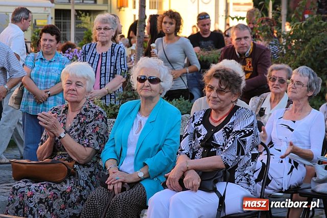 Zdjęcie w galerii na portalu naszraciborz.pl: Miraż i goście na Rynku wiadomości z regionu