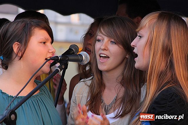 Zdjęcie w galerii na portalu naszraciborz.pl: Miraż i goście na Rynku wiadomości z regionu