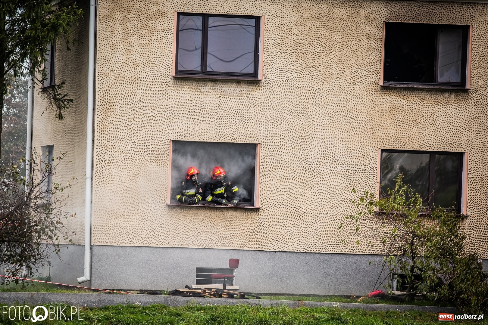 Zdjęcie w galerii na portalu naszraciborz.pl: Pożar na Ostrogu. Akcja strażaków przy moście kolejowym [FOTO i WIDEO] wiadomości z regionu