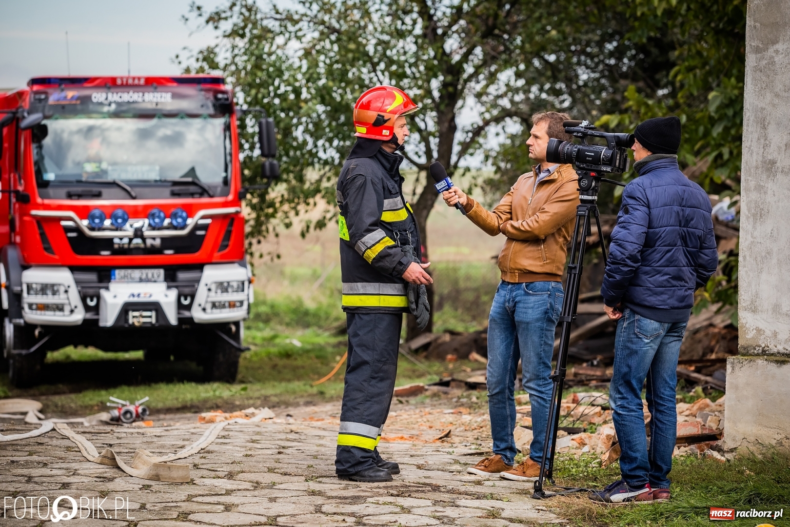 Zdjęcie w galerii na portalu naszraciborz.pl: Pożar na Ostrogu. Akcja strażaków przy moście kolejowym [FOTO i WIDEO] wiadomości z regionu