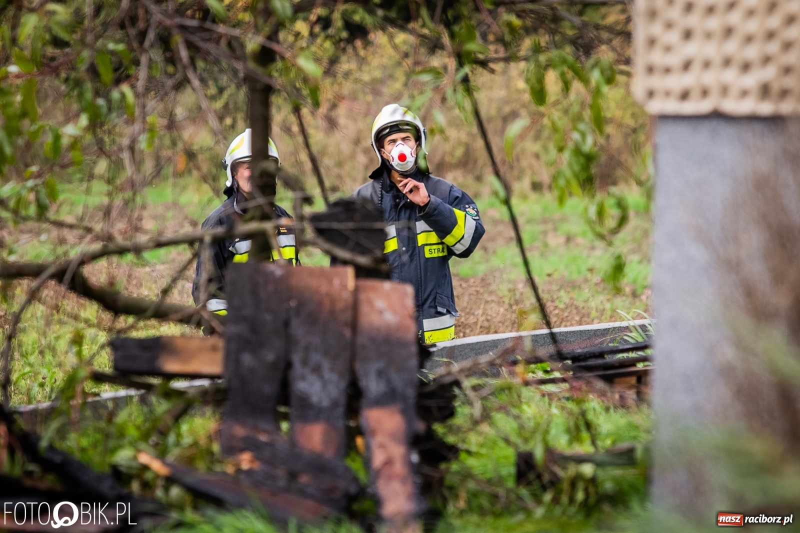 Zdjęcie w galerii na portalu naszraciborz.pl: Pożar na Ostrogu. Akcja strażaków przy moście kolejowym [FOTO i WIDEO] wiadomości z regionu