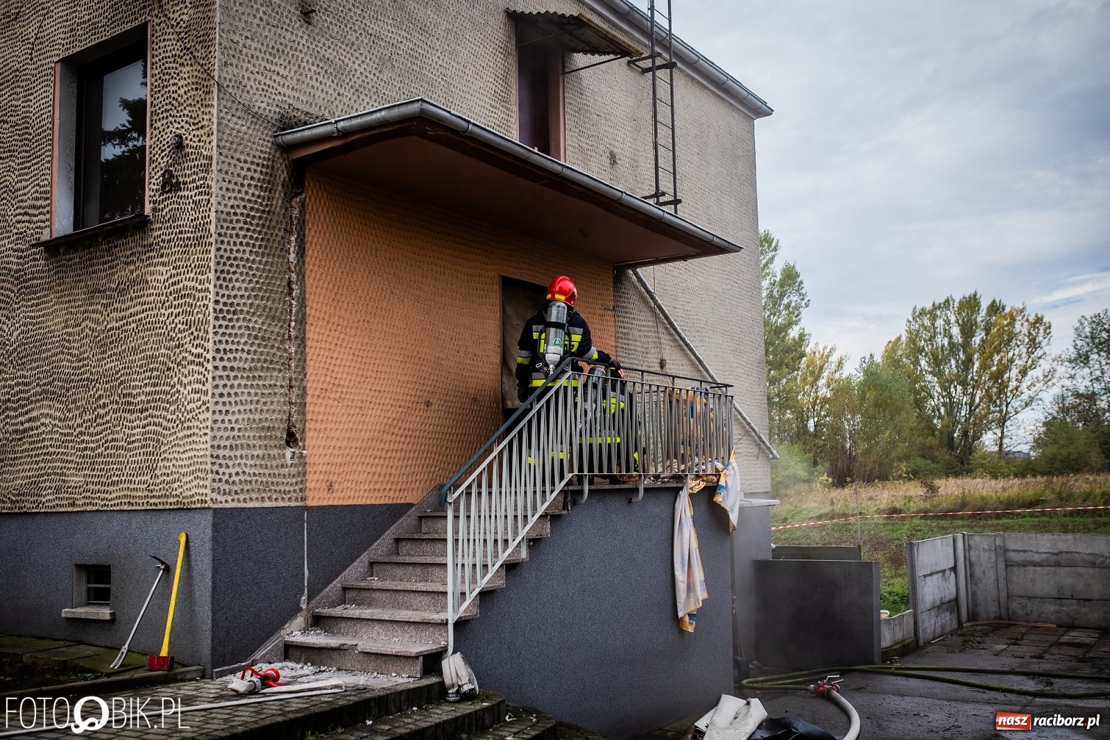 Zdjęcie w galerii na portalu naszraciborz.pl: Pożar na Ostrogu. Akcja strażaków przy moście kolejowym [FOTO i WIDEO] wiadomości z regionu