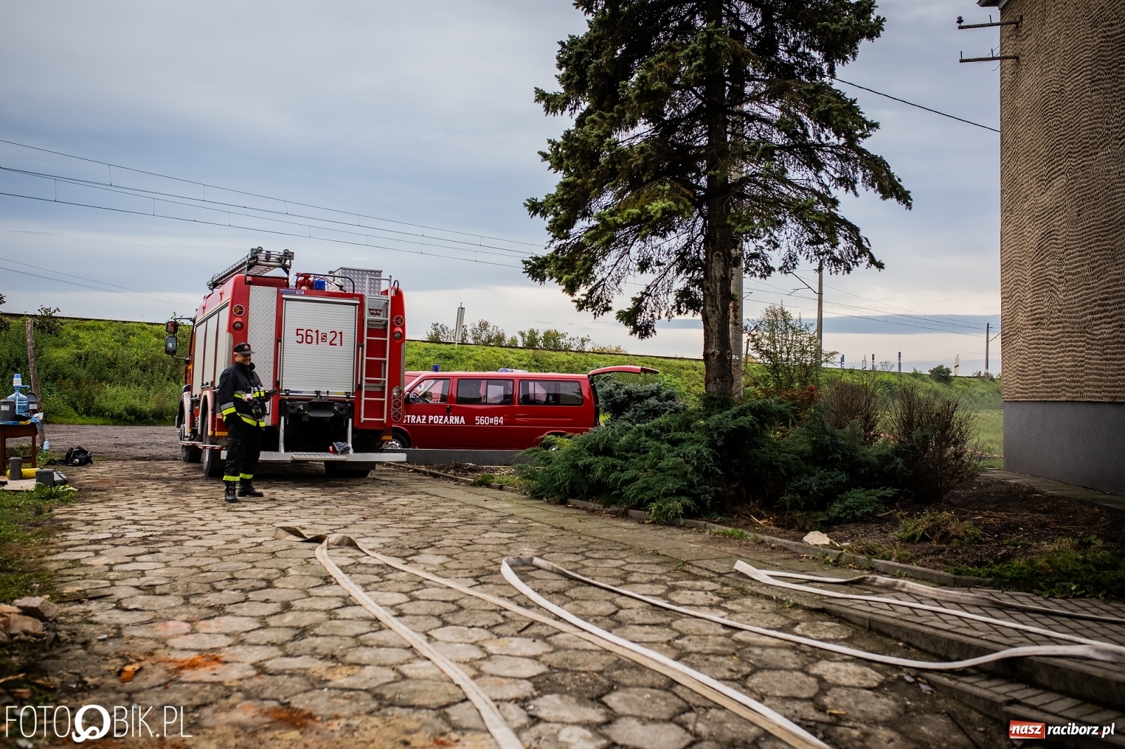 Zdjęcie w galerii na portalu naszraciborz.pl: Pożar na Ostrogu. Akcja strażaków przy moście kolejowym [FOTO i WIDEO] wiadomości z regionu