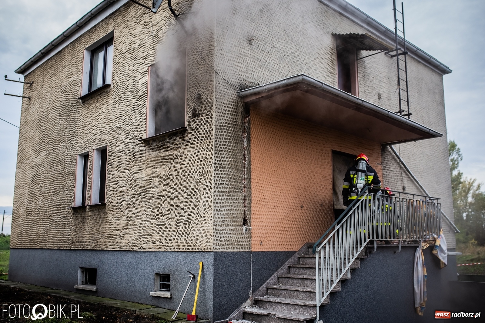 Zdjęcie w galerii na portalu naszraciborz.pl: Pożar na Ostrogu. Akcja strażaków przy moście kolejowym [FOTO i WIDEO] wiadomości z regionu