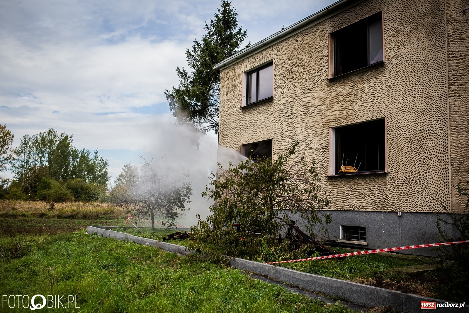 Zdjęcie w galerii na portalu naszraciborz.pl: Pożar na Ostrogu. Akcja strażaków przy moście kolejowym [FOTO i WIDEO] wiadomości z regionu