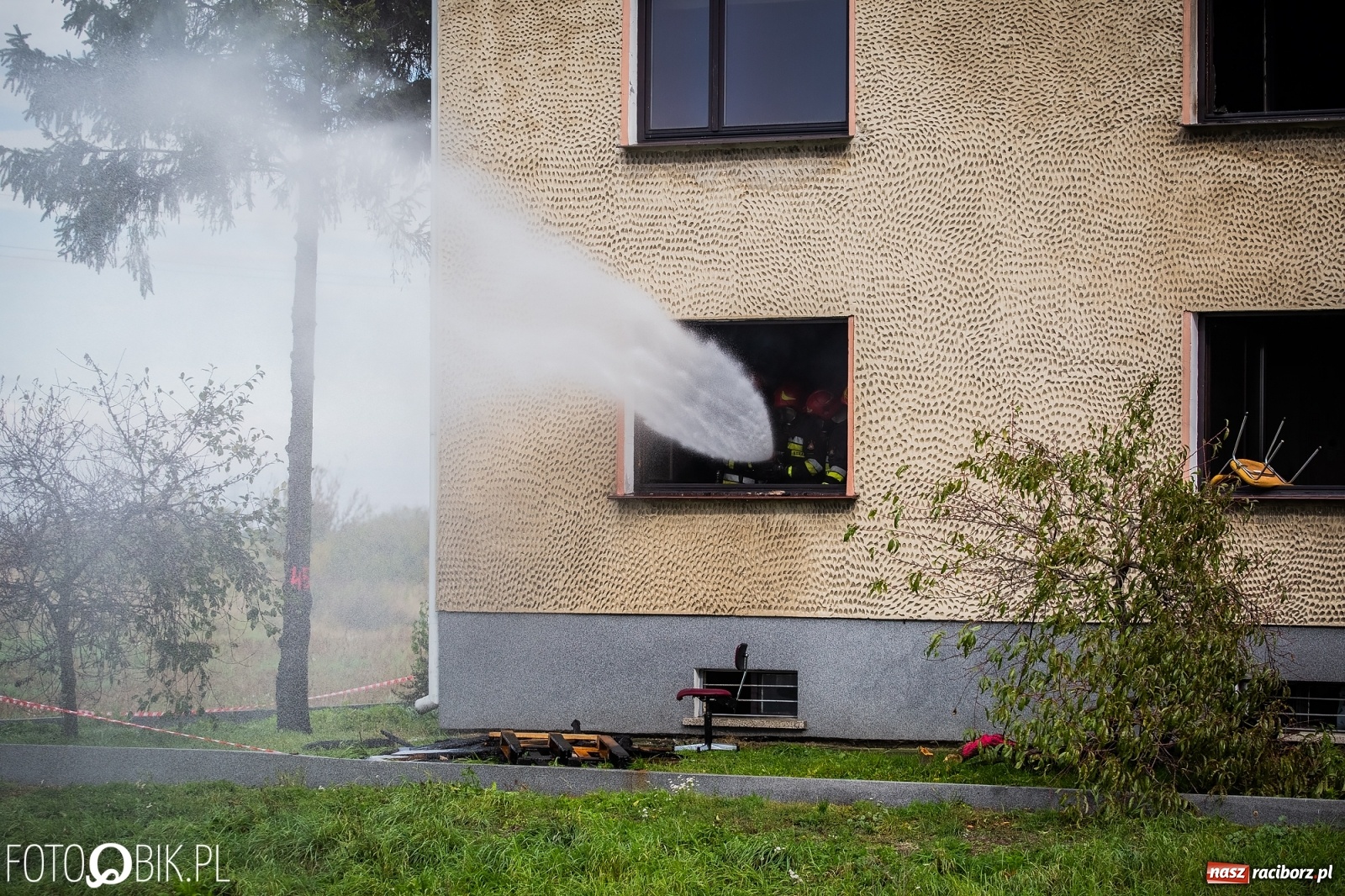 Zdjęcie w galerii na portalu naszraciborz.pl: Pożar na Ostrogu. Akcja strażaków przy moście kolejowym [FOTO i WIDEO] wiadomości z regionu
