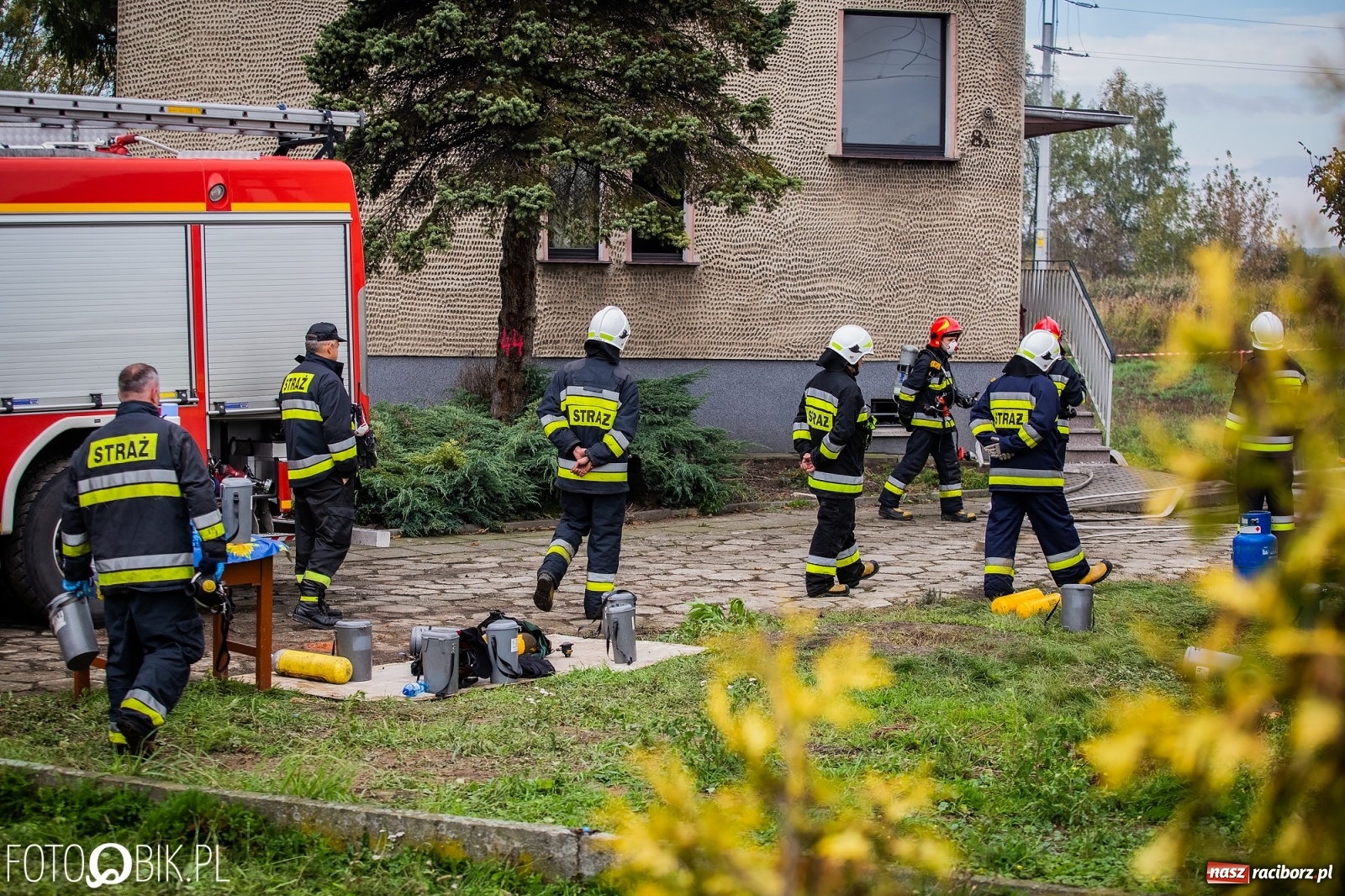 Zdjęcie w galerii na portalu naszraciborz.pl: Pożar na Ostrogu. Akcja strażaków przy moście kolejowym [FOTO i WIDEO] wiadomości z regionu