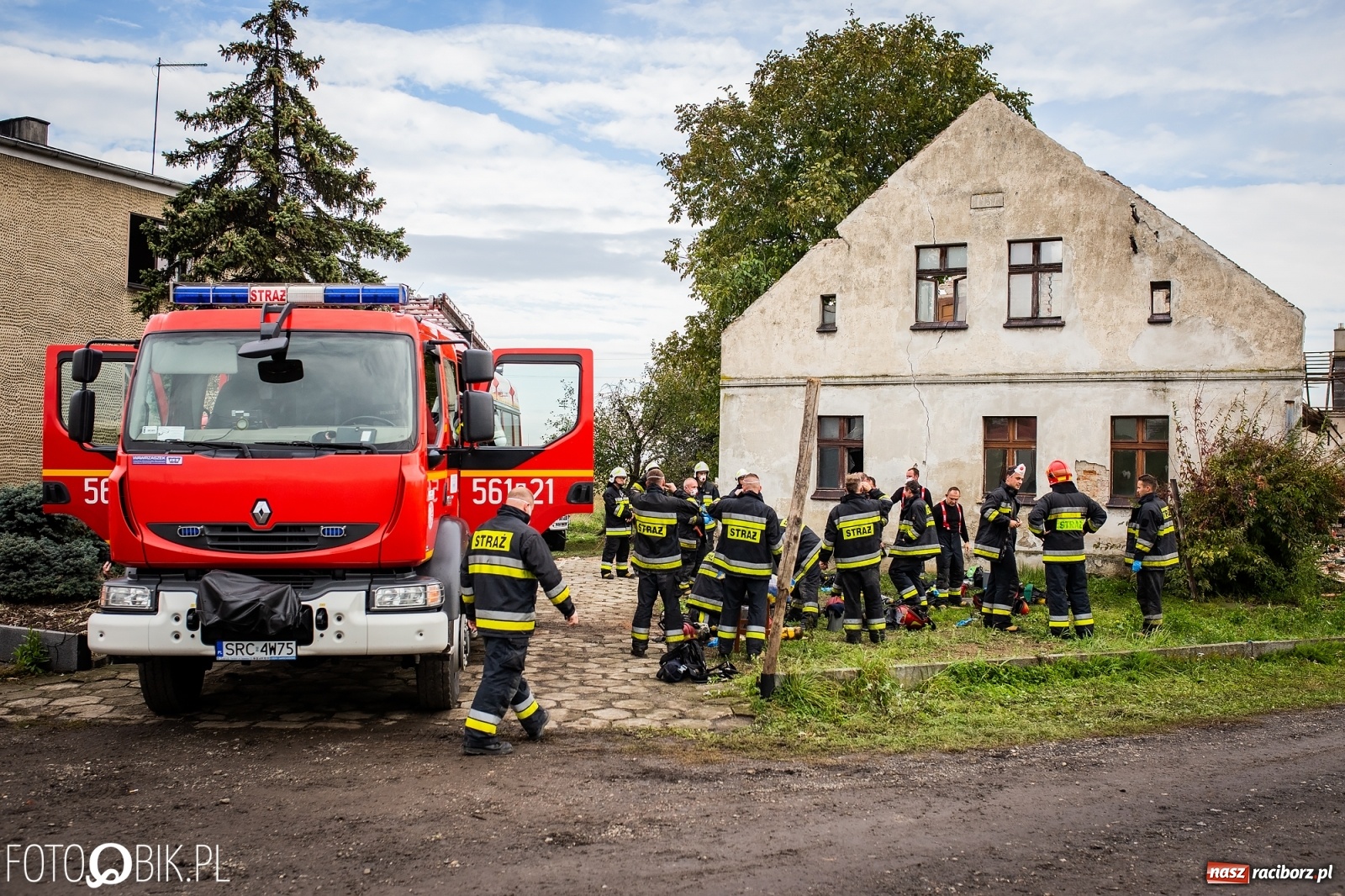 Zdjęcie w galerii na portalu naszraciborz.pl: Pożar na Ostrogu. Akcja strażaków przy moście kolejowym [FOTO i WIDEO] wiadomości z regionu