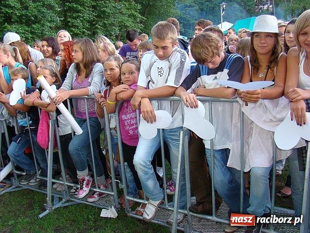 Zdjęcie w galerii na portalu naszraciborz.pl: Show Dody w Szymocicach wiadomości z regionu