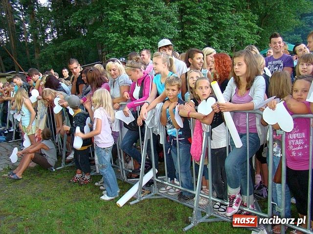 Zdjęcie w galerii na portalu naszraciborz.pl: Show Dody w Szymocicach wiadomości z regionu