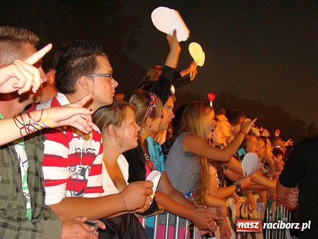 Zdjęcie w galerii na portalu naszraciborz.pl: Show Dody w Szymocicach wiadomości z regionu