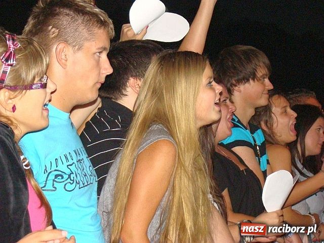 Zdjęcie w galerii na portalu naszraciborz.pl: Show Dody w Szymocicach wiadomości z regionu