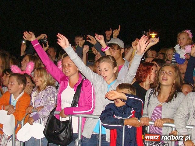 Zdjęcie w galerii na portalu naszraciborz.pl: Show Dody w Szymocicach wiadomości z regionu