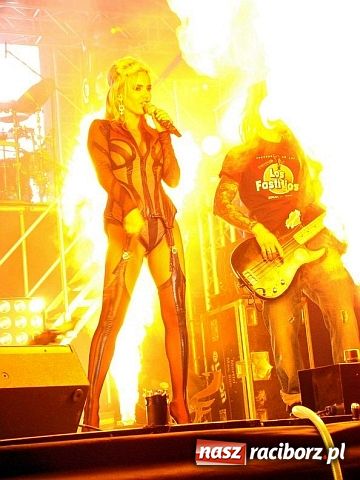 Zdjęcie w galerii na portalu naszraciborz.pl: Show Dody w Szymocicach wiadomości z regionu