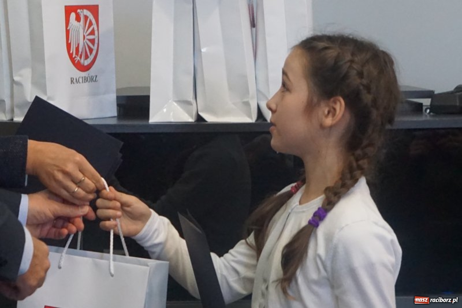 Zdjęcie w galerii na portalu naszraciborz.pl: Wręczono nagrody w konkursie Zwalczamy SMOG przez cały rok  wiadomości z regionu