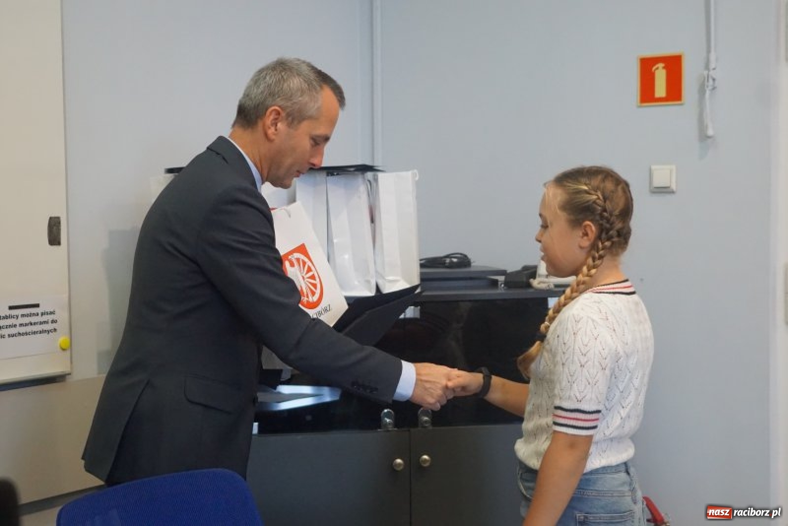 Zdjęcie w galerii na portalu naszraciborz.pl: Wręczono nagrody w konkursie Zwalczamy SMOG przez cały rok  wiadomości z regionu