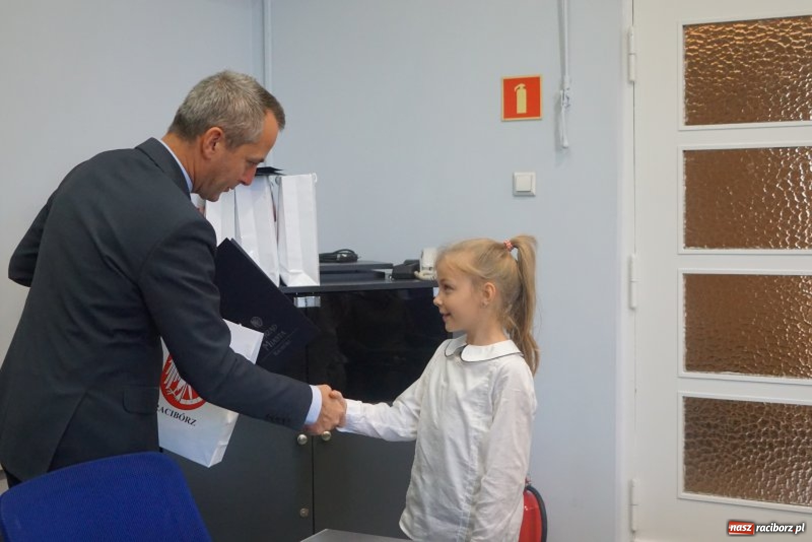 Zdjęcie w galerii na portalu naszraciborz.pl: Wręczono nagrody w konkursie Zwalczamy SMOG przez cały rok  wiadomości z regionu