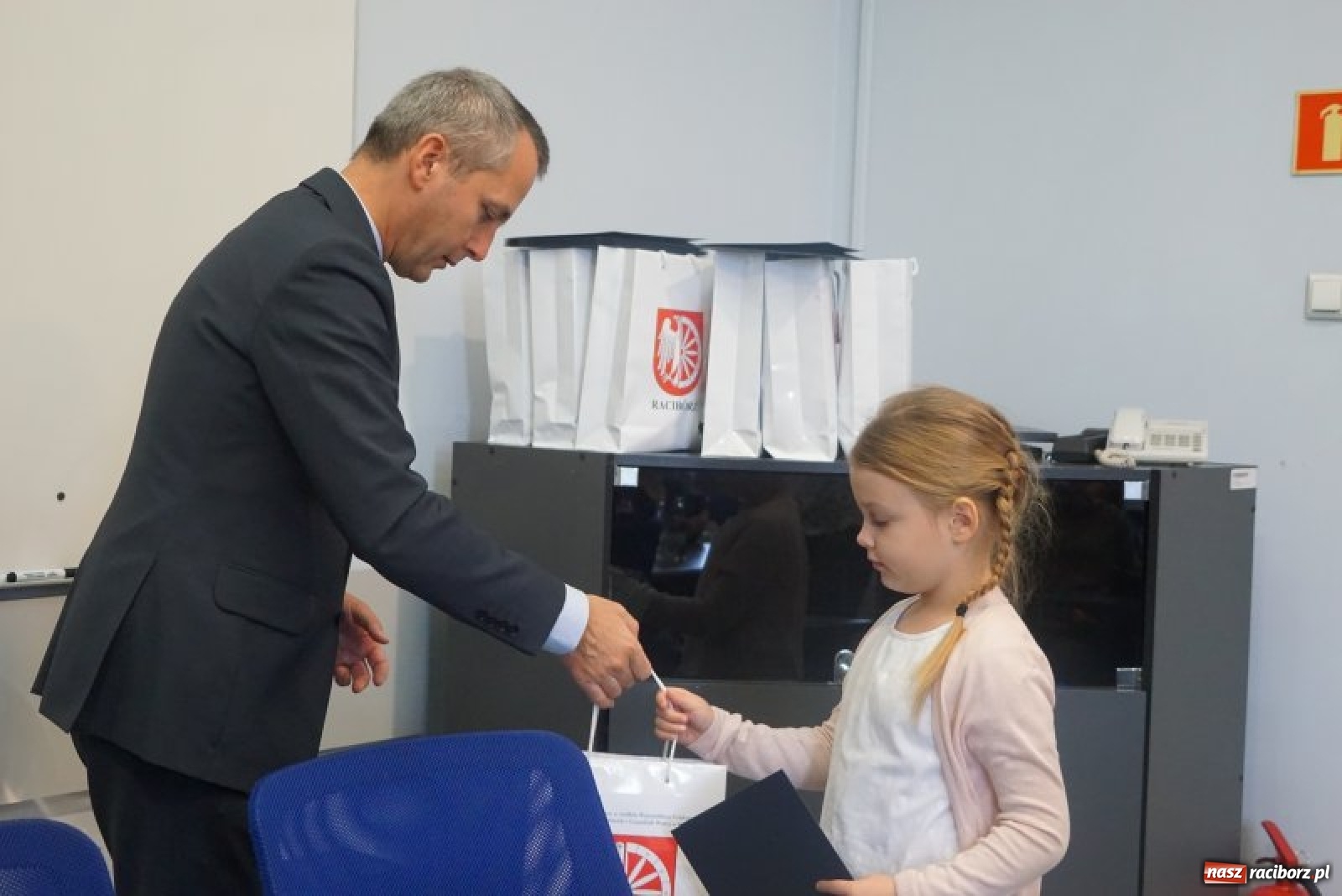 Zdjęcie w galerii na portalu naszraciborz.pl: Wręczono nagrody w konkursie Zwalczamy SMOG przez cały rok  wiadomości z regionu