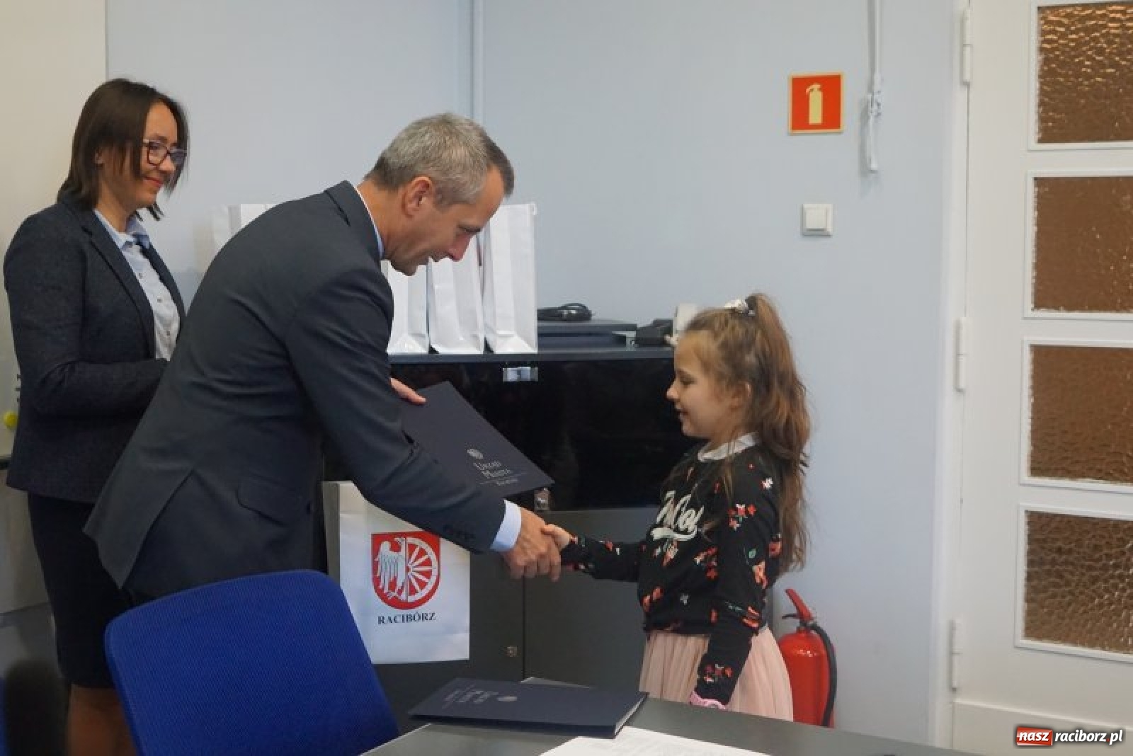 Zdjęcie w galerii na portalu naszraciborz.pl: Wręczono nagrody w konkursie Zwalczamy SMOG przez cały rok  wiadomości z regionu