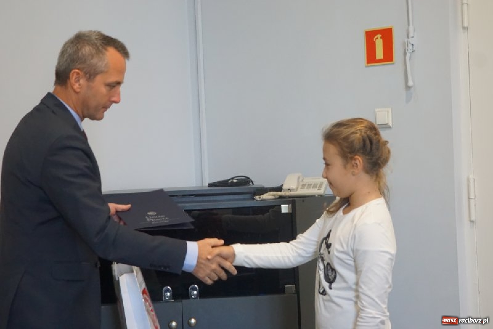 Zdjęcie w galerii na portalu naszraciborz.pl: Wręczono nagrody w konkursie Zwalczamy SMOG przez cały rok  wiadomości z regionu