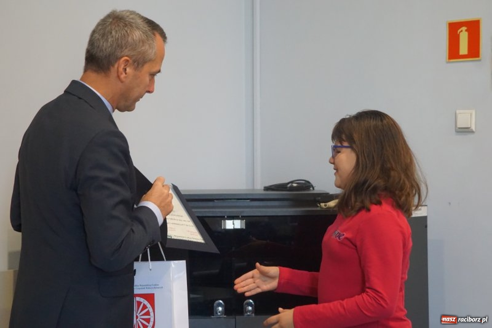 Zdjęcie w galerii na portalu naszraciborz.pl: Wręczono nagrody w konkursie Zwalczamy SMOG przez cały rok  wiadomości z regionu