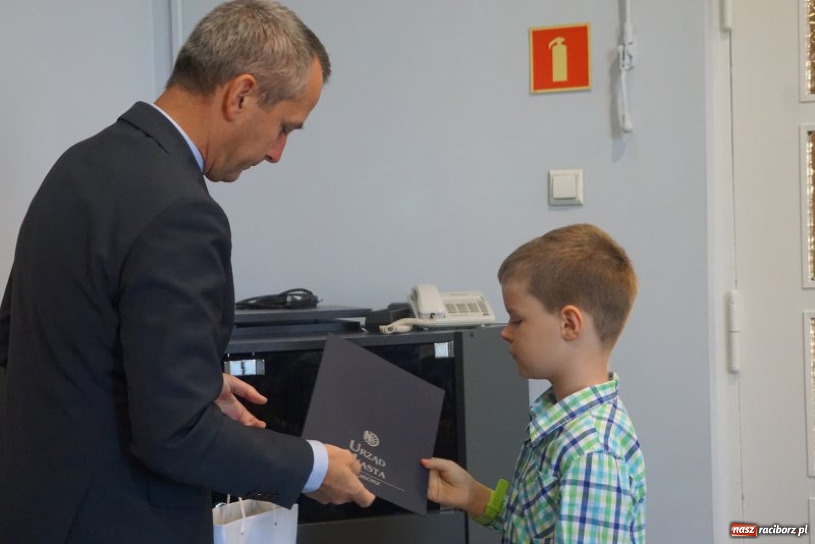 Zdjęcie w galerii na portalu naszraciborz.pl: Wręczono nagrody w konkursie Zwalczamy SMOG przez cały rok  wiadomości z regionu