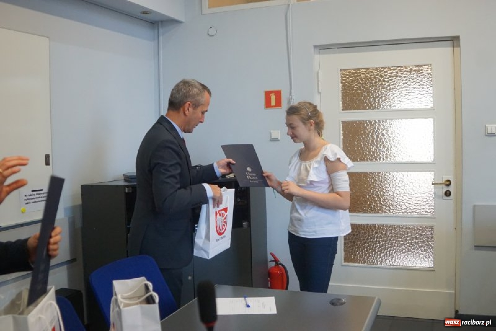 Zdjęcie w galerii na portalu naszraciborz.pl: Wręczono nagrody w konkursie Zwalczamy SMOG przez cały rok  wiadomości z regionu