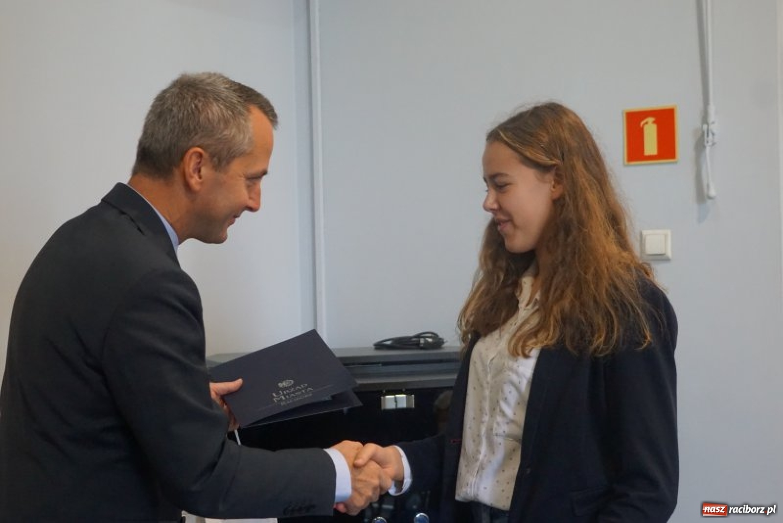 Zdjęcie w galerii na portalu naszraciborz.pl: Wręczono nagrody w konkursie Zwalczamy SMOG przez cały rok  wiadomości z regionu