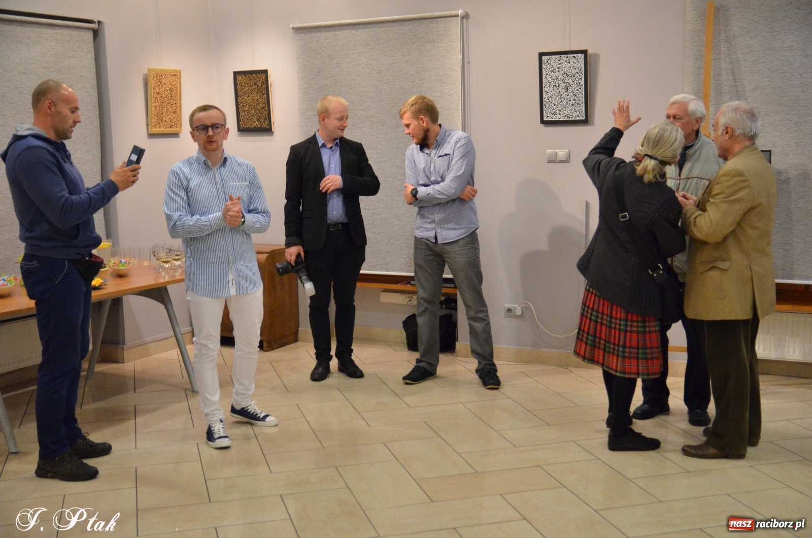 Zdjęcie w galerii na portalu naszraciborz.pl: Ikonokody Tomasiaka w Galerii Obok  wiadomości z regionu