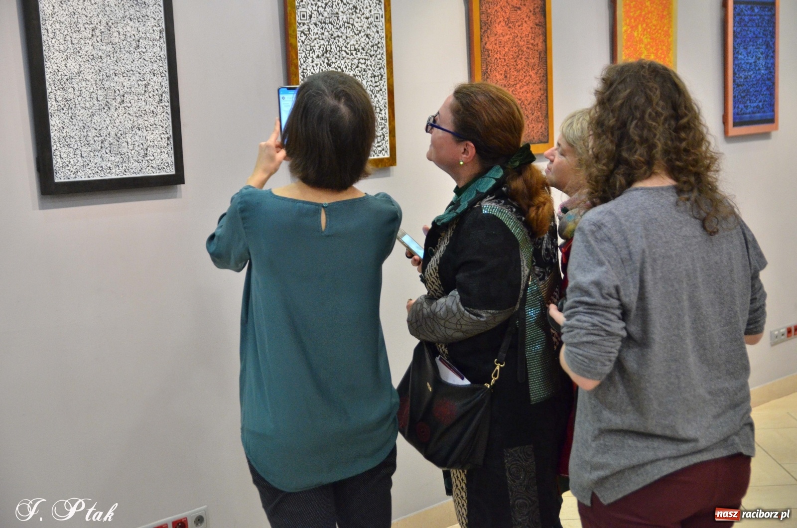 Zdjęcie w galerii na portalu naszraciborz.pl: Ikonokody Tomasiaka w Galerii Obok  wiadomości z regionu