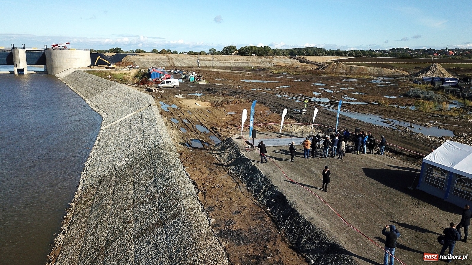 Zdjęcie w galerii na portalu naszraciborz.pl: Zapora czołowa zbiornika i nowy bieg Ulgi z lotu ptaka [FOTO i WIDEO] wiadomości z regionu