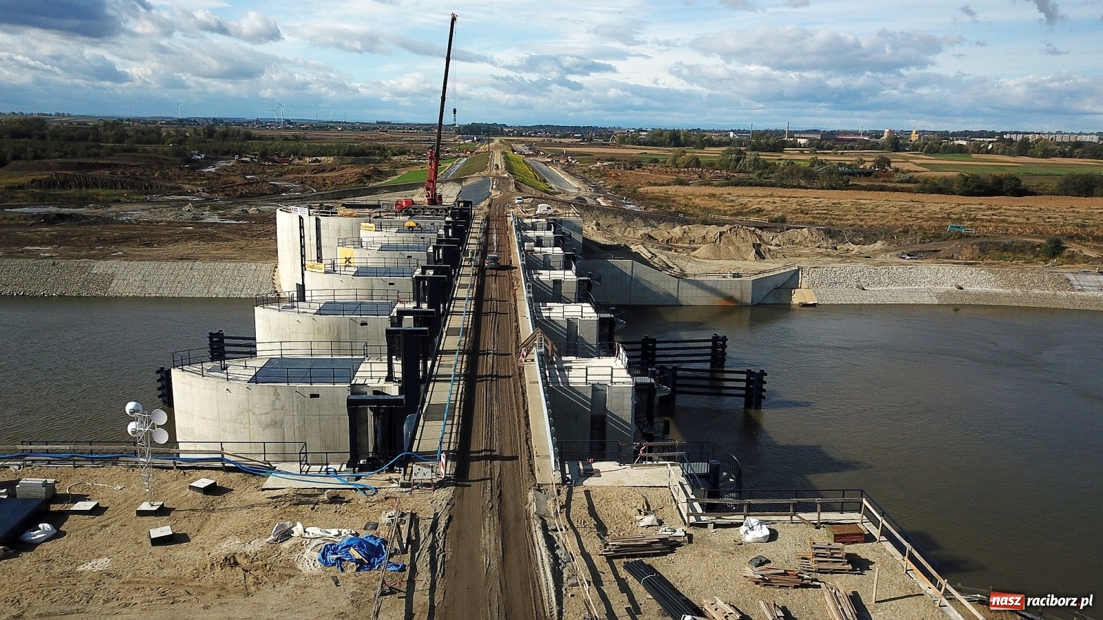 Zdjęcie w galerii na portalu naszraciborz.pl: Zapora czołowa zbiornika i nowy bieg Ulgi z lotu ptaka [FOTO i WIDEO] wiadomości z regionu