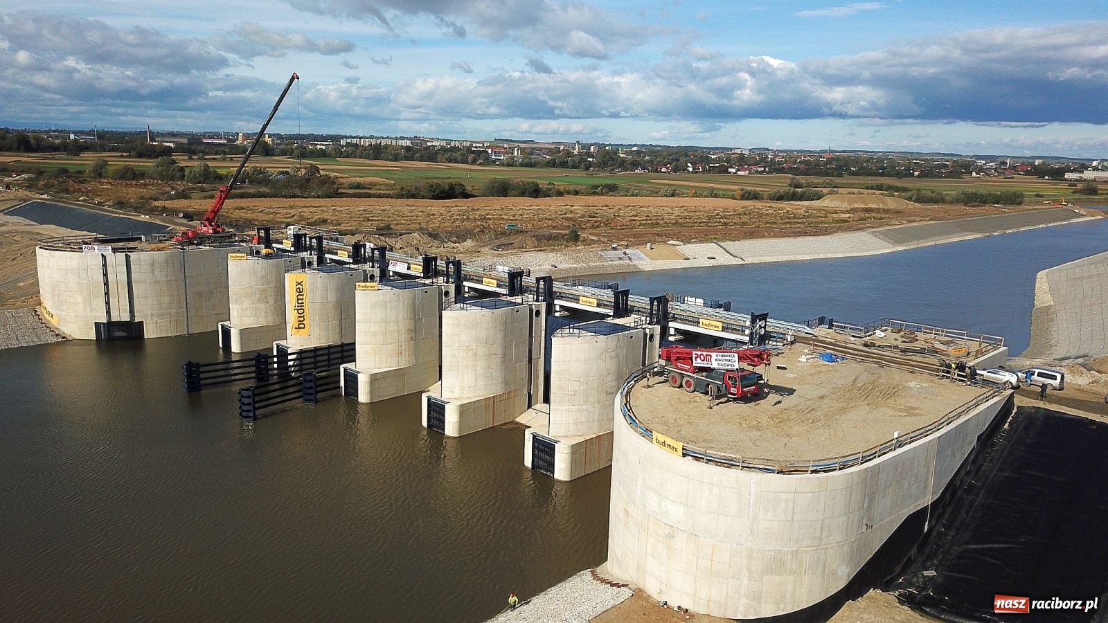 Zdjęcie w galerii na portalu naszraciborz.pl: Zapora czołowa zbiornika i nowy bieg Ulgi z lotu ptaka [FOTO i WIDEO] wiadomości z regionu