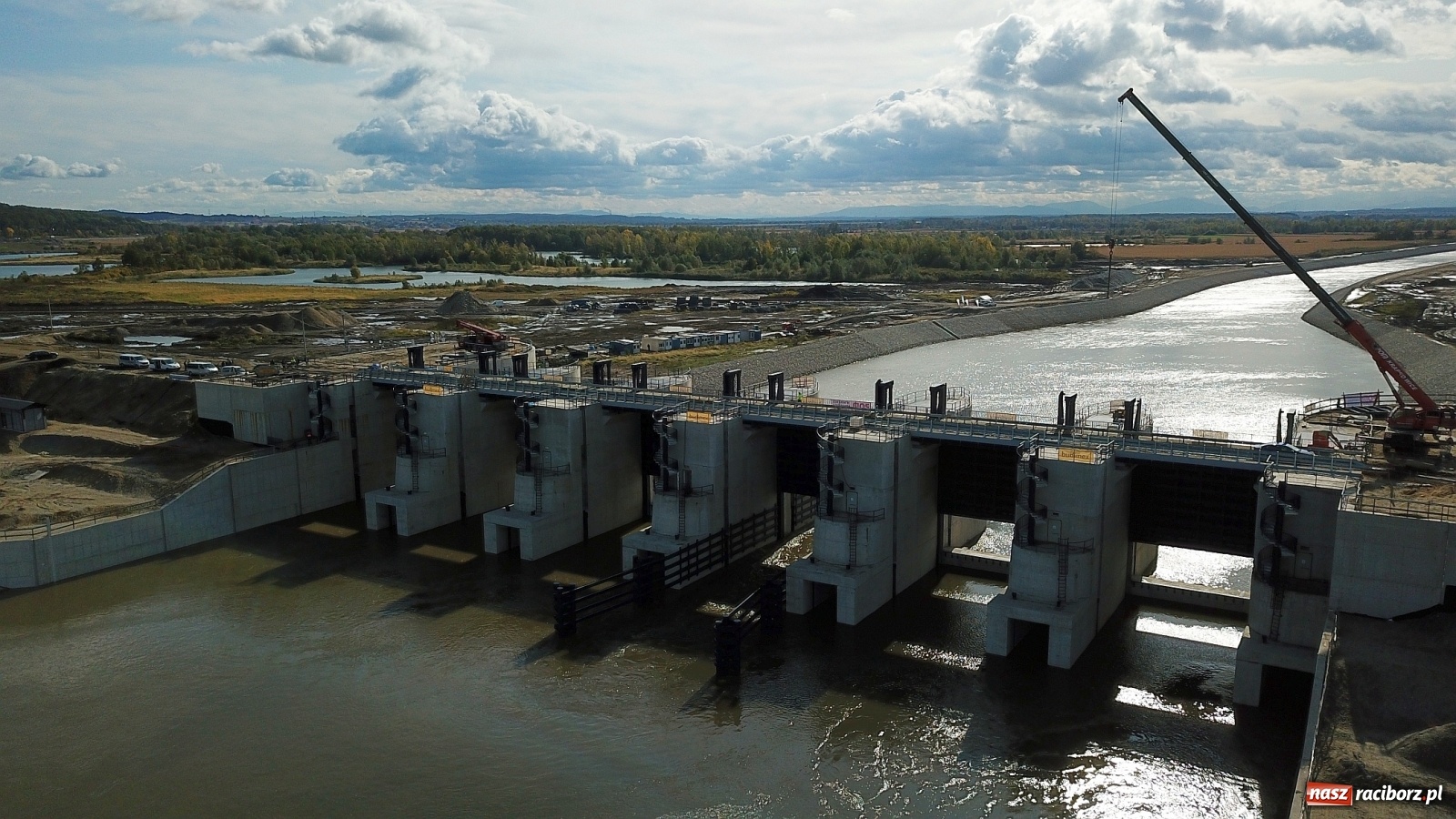 Zdjęcie w galerii na portalu naszraciborz.pl: Zapora czołowa zbiornika i nowy bieg Ulgi z lotu ptaka [FOTO i WIDEO] wiadomości z regionu