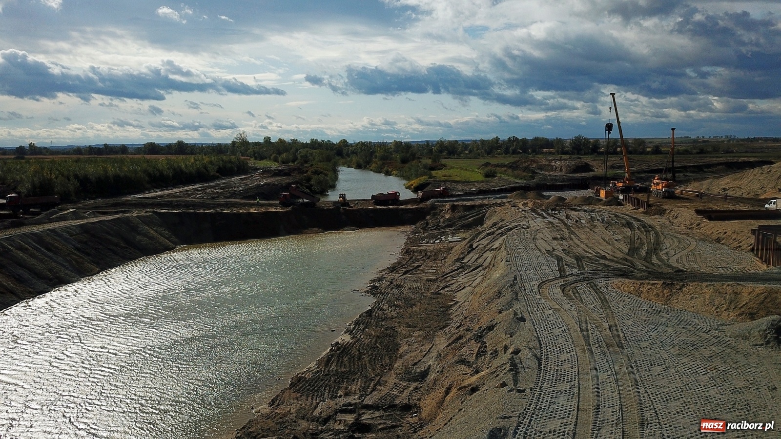 Zdjęcie w galerii na portalu naszraciborz.pl: Zapora czołowa zbiornika i nowy bieg Ulgi z lotu ptaka [FOTO i WIDEO] wiadomości z regionu