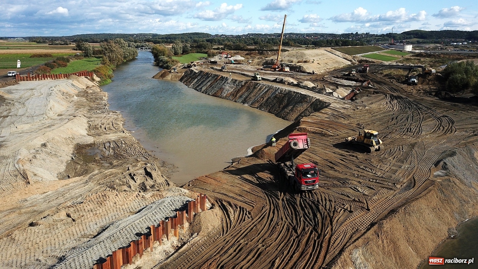 Zdjęcie w galerii na portalu naszraciborz.pl: Zapora czołowa zbiornika i nowy bieg Ulgi z lotu ptaka [FOTO i WIDEO] wiadomości z regionu