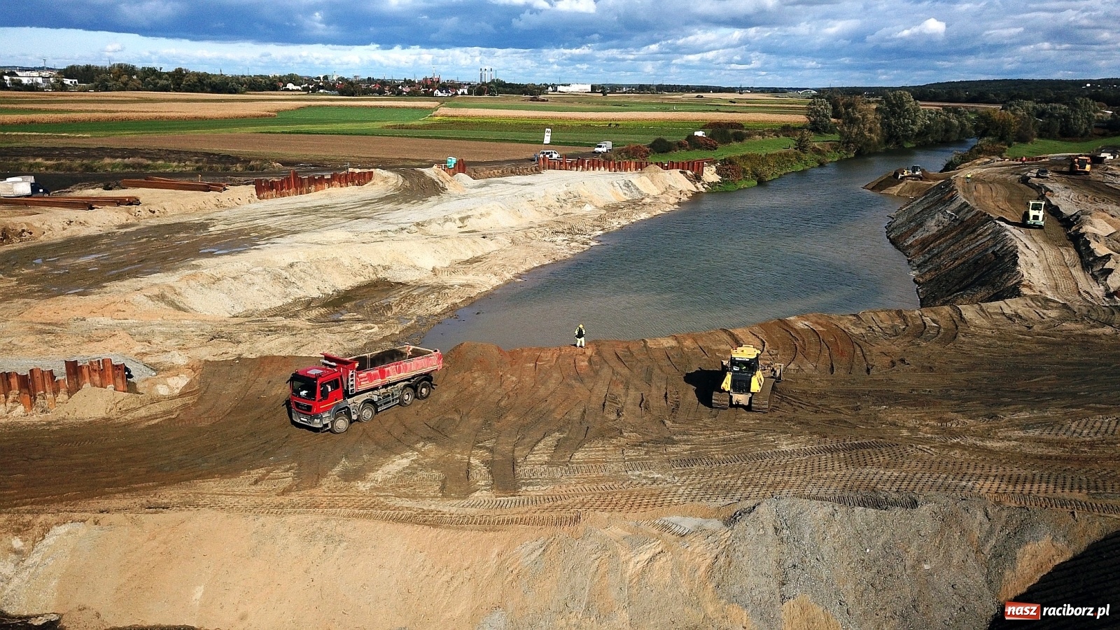 Zdjęcie w galerii na portalu naszraciborz.pl: Zapora czołowa zbiornika i nowy bieg Ulgi z lotu ptaka [FOTO i WIDEO] wiadomości z regionu