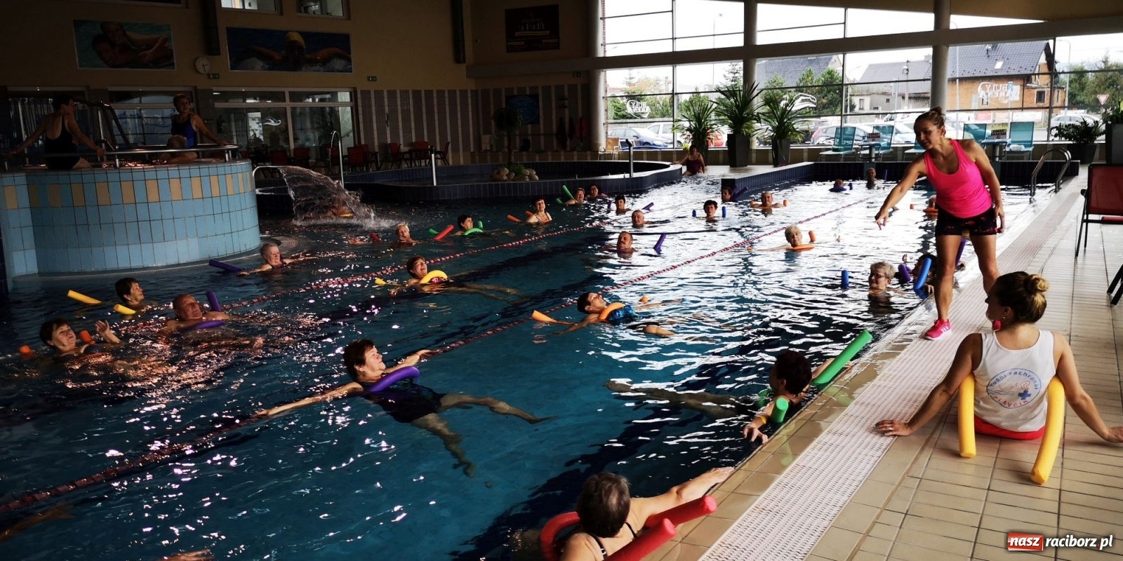 Zdjęcie w galerii na portalu naszraciborz.pl: Aqua aerobic seniorów z Polski i Czech [FOTO] wiadomości z regionu