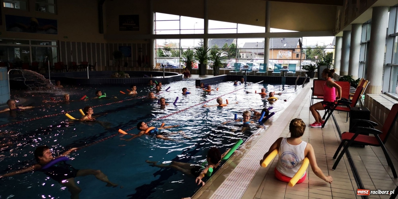 Zdjęcie w galerii na portalu naszraciborz.pl: Aqua aerobic seniorów z Polski i Czech [FOTO] wiadomości z regionu