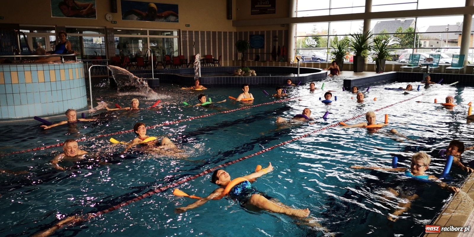 Zdjęcie w galerii na portalu naszraciborz.pl: Aqua aerobic seniorów z Polski i Czech [FOTO] wiadomości z regionu