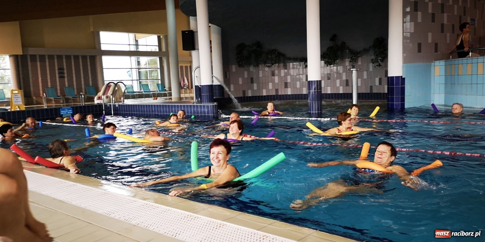 Zdjęcie w galerii na portalu naszraciborz.pl: Aqua aerobic seniorów z Polski i Czech [FOTO] wiadomości z regionu