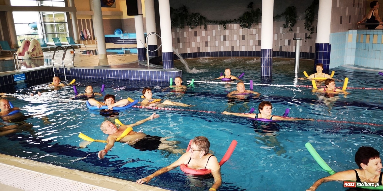 Zdjęcie w galerii na portalu naszraciborz.pl: Aqua aerobic seniorów z Polski i Czech [FOTO] wiadomości z regionu