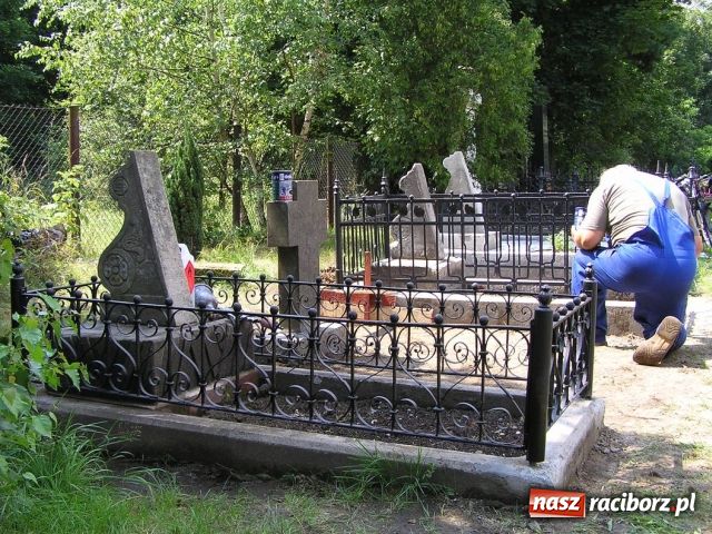 Zdjęcie w galerii na portalu naszraciborz.pl: Dwa nagrobki odzyskały blask wiadomości z regionu